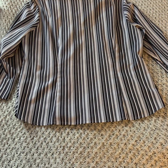 🔆Moving Sale 20% Off🔆 Black&White Chevron Blouse - Picture 4 of 4
